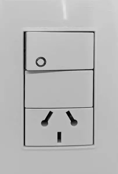 QUADRA  LLAVE ARMADA 1 PUNTO Y TOMA BLANCO TAPA BLANCA