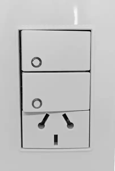 QUADRA  LLAVE ARMADA 2 PUNTOS Y TOMA BLANCO TAPA BLANCA