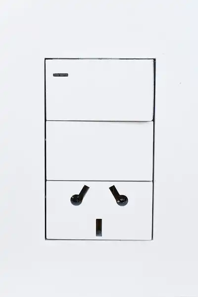 PLATINUM LLAVE ARMADA 1 COMBINACION Y 1 TOMA BLANCO TAPA BL ANCO